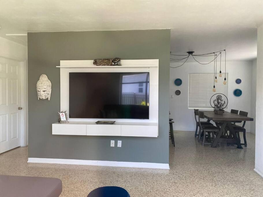 Stayover In Miami Home 2Br - 1Bth - Free Parking エクステリア 写真