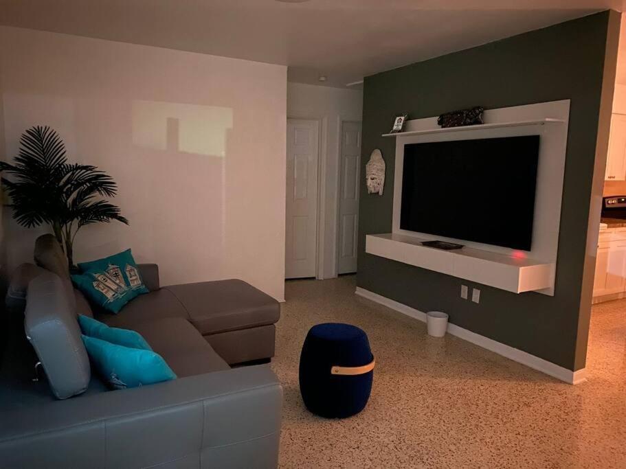 Stayover In Miami Home 2Br - 1Bth - Free Parking エクステリア 写真