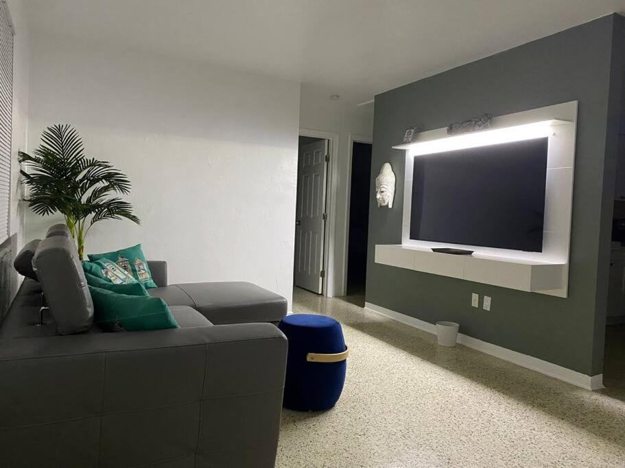 Stayover In Miami Home 2Br - 1Bth - Free Parking エクステリア 写真