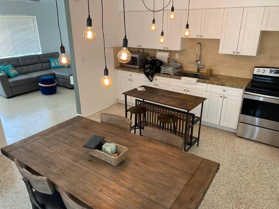 Stayover In Miami Home 2Br - 1Bth - Free Parking エクステリア 写真