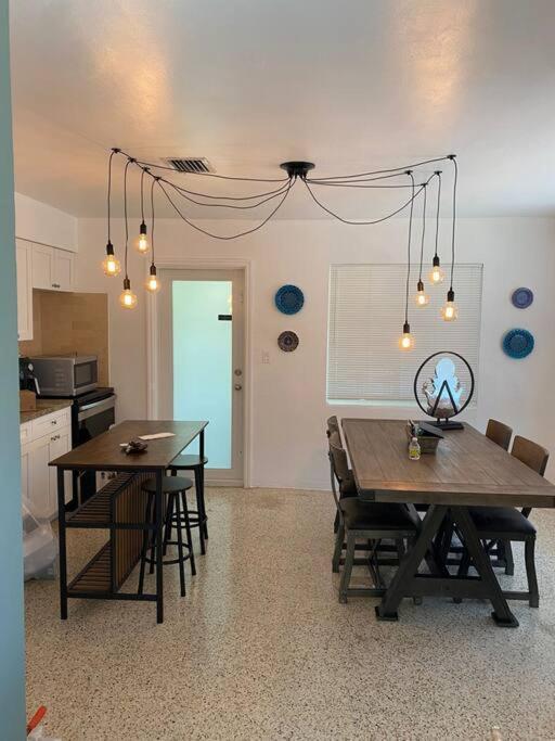 Stayover In Miami Home 2Br - 1Bth - Free Parking エクステリア 写真